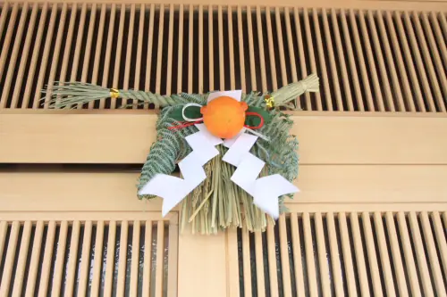鏡餅はなぜ丸くて二段重ねなの？ | 中本葬祭